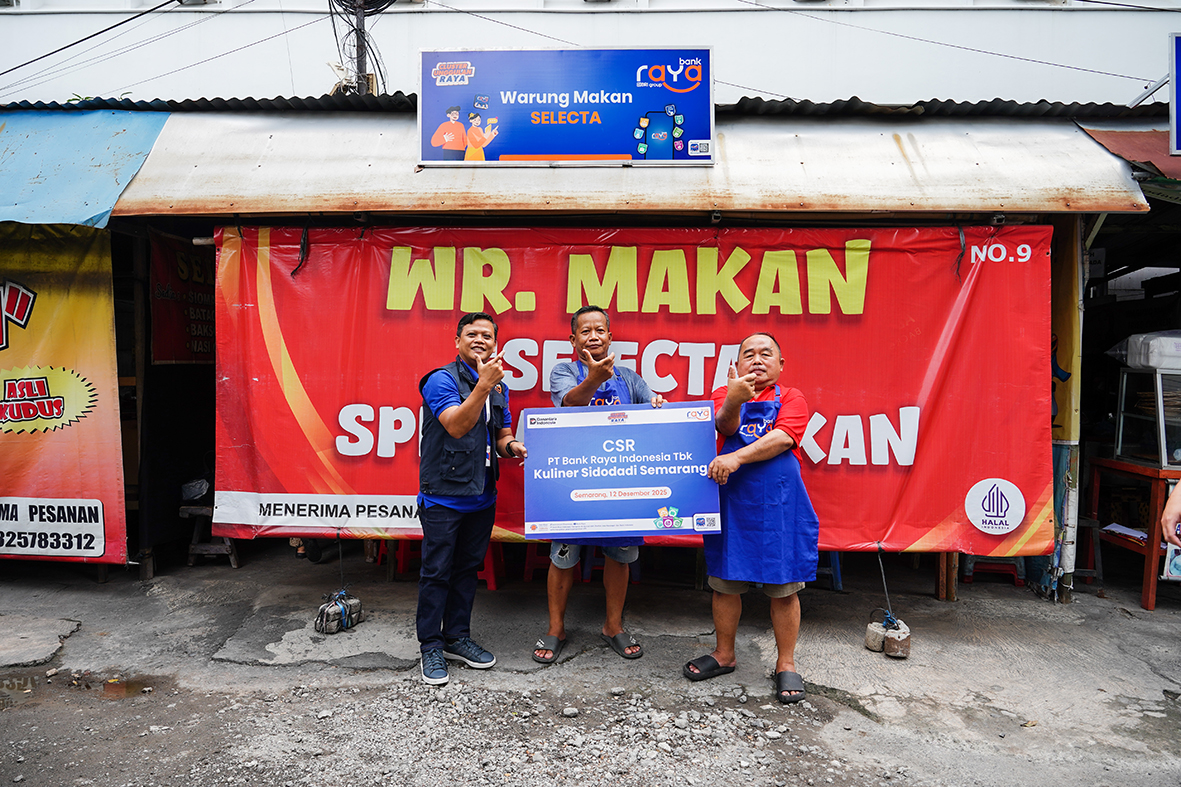 Perkuat Ekonomi Pelaku Usaha, Bank Raya Serahkan Dukungan Prasarana bagi Pedagang Kaki Lima di Cluster Unggulan Sidodadi Semarang