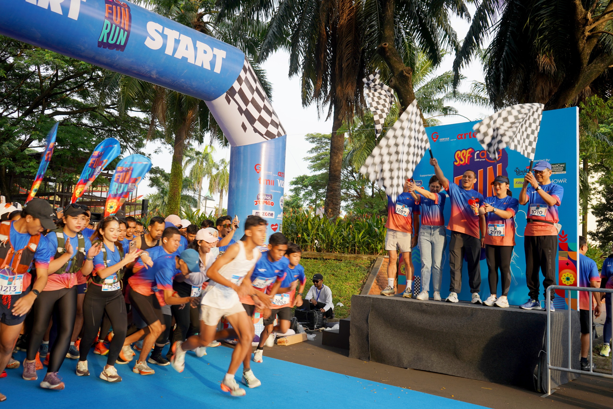 Ribuan Pelari Semarakkan Bank Raya Sorak Sorai Fest Fun Run di TMII